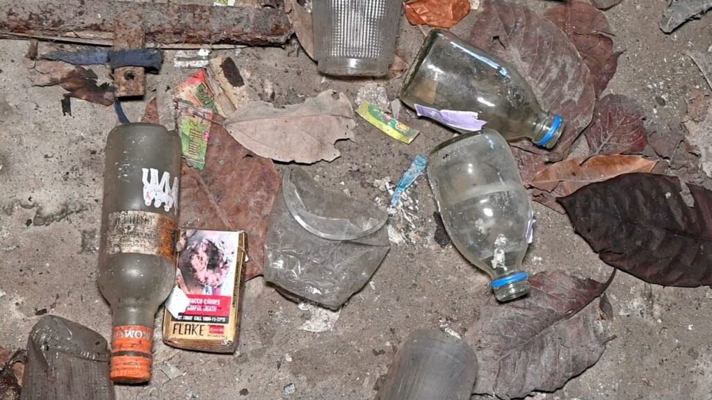 चांपा नगरपालिका में कौन पी रहा शराब! शराब की खाली शीशी और सिगरेट के खाली पैकेट दे रहे गवाही चौथा स्तंभ || Console Corptech