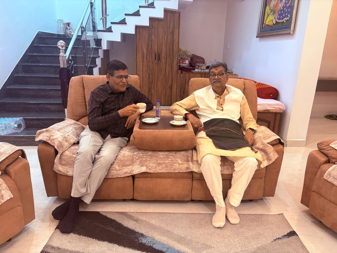 नेता प्रतिपक्ष डॉ. चरणदास महंत का पूर्व ब्लॉक अध्यक्ष अजय बंसल से निवास में हुआ आगमन 1 नेता प्रतिपक्ष डॉ. चरणदास महंत का पूर्व ब्लॉक अध्यक्ष अजय बंसल से निवास में हुआ आगमन चौथा स्तंभ || Console Corptech