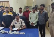 नदी किनारे जुआ खेलते 8 आरोपी रंगेहाथ गिरफ्तार, पुलिस की बड़ी कार्रवाई चौथा स्तंभ || Console Corptech