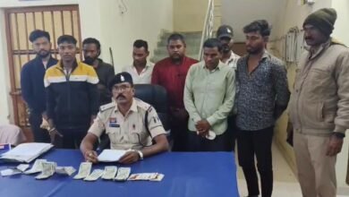 नदी किनारे जुआ खेलते 8 आरोपी रंगेहाथ गिरफ्तार, पुलिस की बड़ी कार्रवाई चौथा स्तंभ || Console Corptech