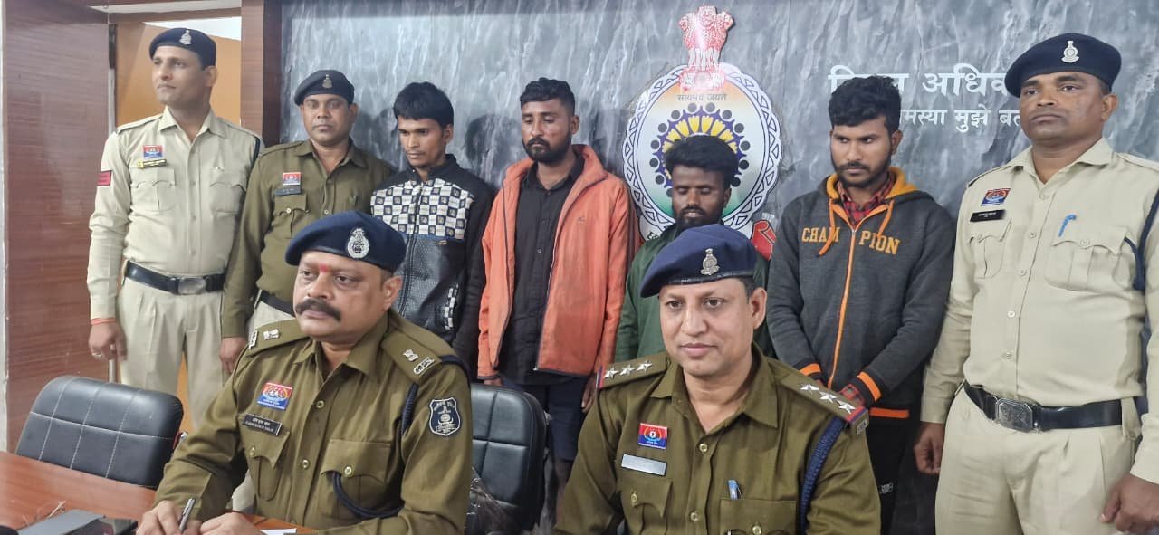 सक्ती पुलिस की बड़ी कार्रवाई, फर्जी आबकारी पुलिस बनकर लूट करने वाले 4 आरोपी गिरफ्तार, वर्दी, मोबाइल बाइक जब्त चौथा स्तंभ || Console Corptech