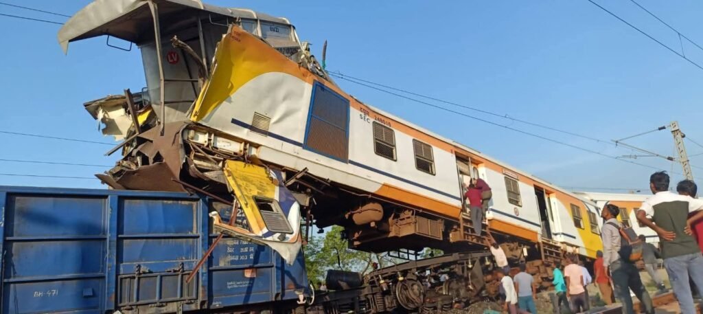 पैसेंजर और मालगाड़ी में आमने सामने जोरदार टक्कर, भीषण हादसे में 6 लोगों की मौत चौथा स्तंभ || Console Corptech