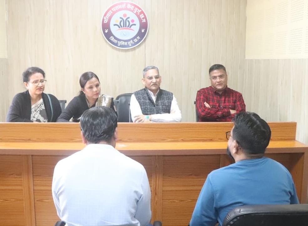 महिला थाना में अब पत्नी प्रताड़ित पुरुष पक्ष की भी होगी सुनवाई, दुर्ग एसपी ने शुरू की पहल 1 महिला थाना में अब पत्नी प्रताड़ित पुरुष पक्ष की भी होगी सुनवाई, दुर्ग एसपी ने शुरू की पहल चौथा स्तंभ || Console Corptech