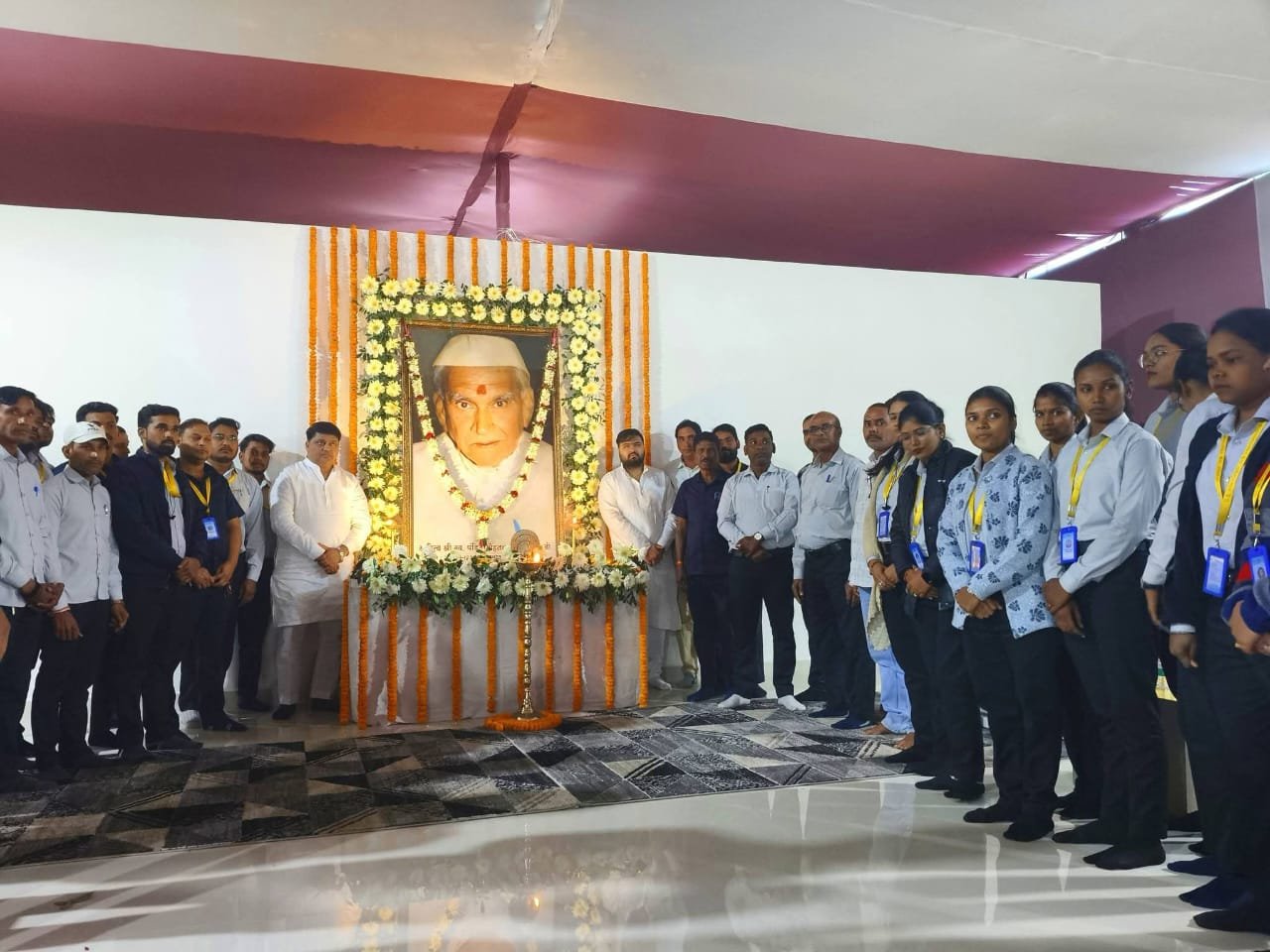 वरिष्ठ एवं प्रबुद्ध साहित्यकार पंडित मोहनलाल बाजपेयी की 13वीं पुण्यतिथि पर श्रद्धांजलि सभा का आयोजन 1 वरिष्ठ एवं प्रबुद्ध साहित्यकार पंडित मोहनलाल बाजपेयी की 13वीं पुण्यतिथि पर श्रद्धांजलि सभा का आयोजन चौथा स्तंभ || Console Corptech