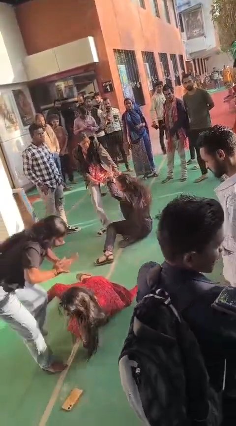 मुकुंद टॉकीज के बाहर 4 युवतियों में हुई जमकर मारपीट, लोग बीच बचाव के बजाय बनाते रहे वीडियो 1 मुकुंद टॉकीज के बाहर 4 युवतियों में हुई जमकर मारपीट, लोग बीच बचाव के बजाय बनाते रहे वीडियो चौथा स्तंभ || Console Corptech