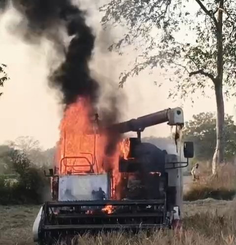 चलते हार्वेटर में अचानक लगी भीषण आग, हार्वेटर आग से जलकर हुआ खाक चौथा स्तंभ || Console Corptech