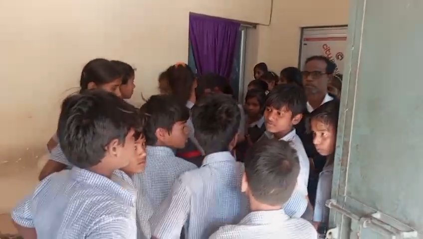 महिला स्व-सहायता समूह को तत्काल प्रभाव से मध्यान्ह भोजन संचालन से किया गया पृथक, प्रधान पाठक को जारी किया गया कारण बताओ नोटिस चौथा स्तंभ || Console Corptech