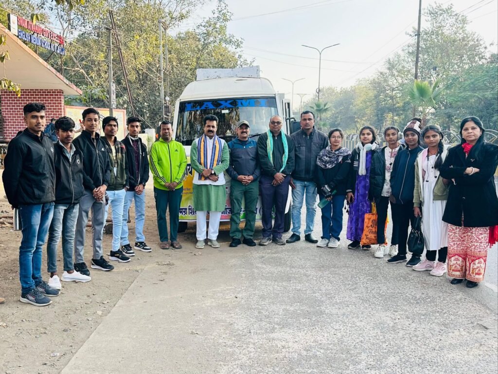 भुवनेश्वर विज्ञान केंद्र के लिए रवाना हुए विद्यार्थी, भाजपा नेता इंजीनियर रवि पांडेय ने दिखाई हरी झंडी 2 भुवनेश्वर विज्ञान केंद्र के लिए रवाना हुए विद्यार्थी, भाजपा नेता इंजीनियर रवि पांडेय ने दिखाई हरी झंडी चौथा स्तंभ || Console Corptech