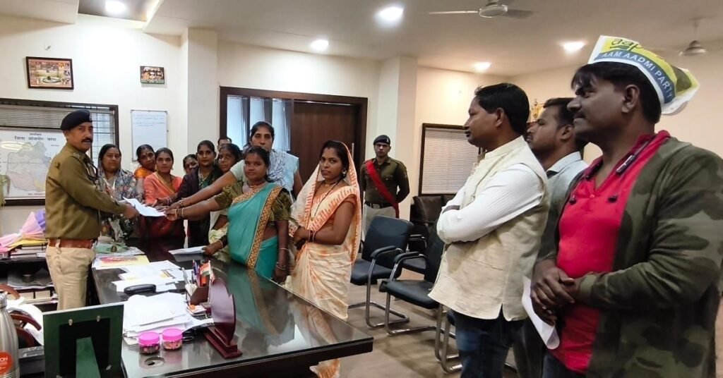 चंडीपारा की महिलाओं ने अवैध कच्ची शराब के खिलाफ खोला मोर्चा, कलेक्टर–एसपी से की सख्त कार्रवाई की मांग 2 चंडीपारा की महिलाओं ने अवैध कच्ची शराब के खिलाफ खोला मोर्चा, कलेक्टर–एसपी से की सख्त कार्रवाई की मांग चौथा स्तंभ || Console Corptech