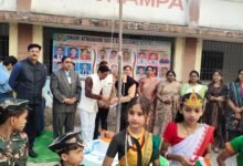 स्वामी आत्मानंद उत्कृष्ट विद्यालय चांपा में हर्षोल्लास के साथ मनाया गया 77वां गणतंत्र दिवस, विद्यार्थी राष्ट्र का सुखद भविष्य हैं: एडवोकेट महावीर सोनी चौथा स्तंभ || Console Corptech