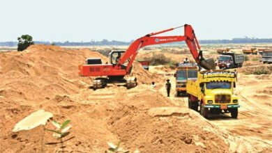 प्रतिबंध के बावजूद चैन माउंटेन मशीन से रेत की अवैध खुदाई, रेत के काले कारोबारियों को प्रशासन का संरक्षण चौथा स्तंभ || Console Corptech