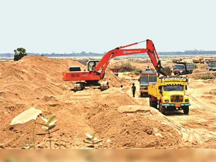 प्रतिबंध के बावजूद चैन माउंटेन मशीन से रेत की अवैध खुदाई, रेत के काले कारोबारियों को प्रशासन का संरक्षण 1 प्रतिबंध के बावजूद चैन माउंटेन मशीन से रेत की अवैध खुदाई, रेत के काले कारोबारियों को प्रशासन का संरक्षण चौथा स्तंभ || Console Corptech