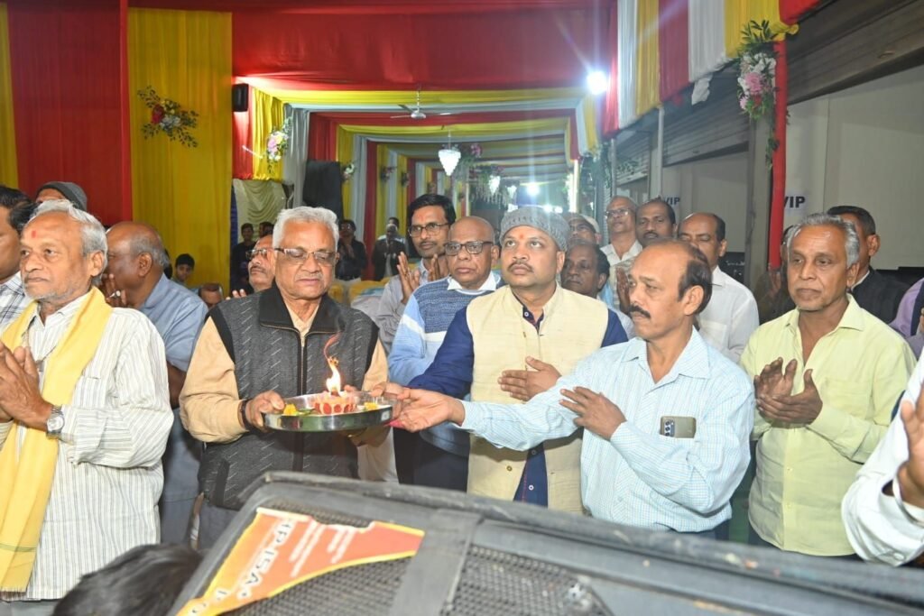 चांपा में श्रीमद् भगवत गीता सार का दूसरा दिन, अंतर्मन के विषाद व निराशा से मुक्त करने भगवान ने अर्जुन को दिया गीता ज्ञान: शशिप्रभा 3 चांपा में श्रीमद् भगवत गीता सार का दूसरा दिन, अंतर्मन के विषाद व निराशा से मुक्त करने भगवान ने अर्जुन को दिया गीता ज्ञान: शशिप्रभा चौथा स्तंभ || Console Corptech