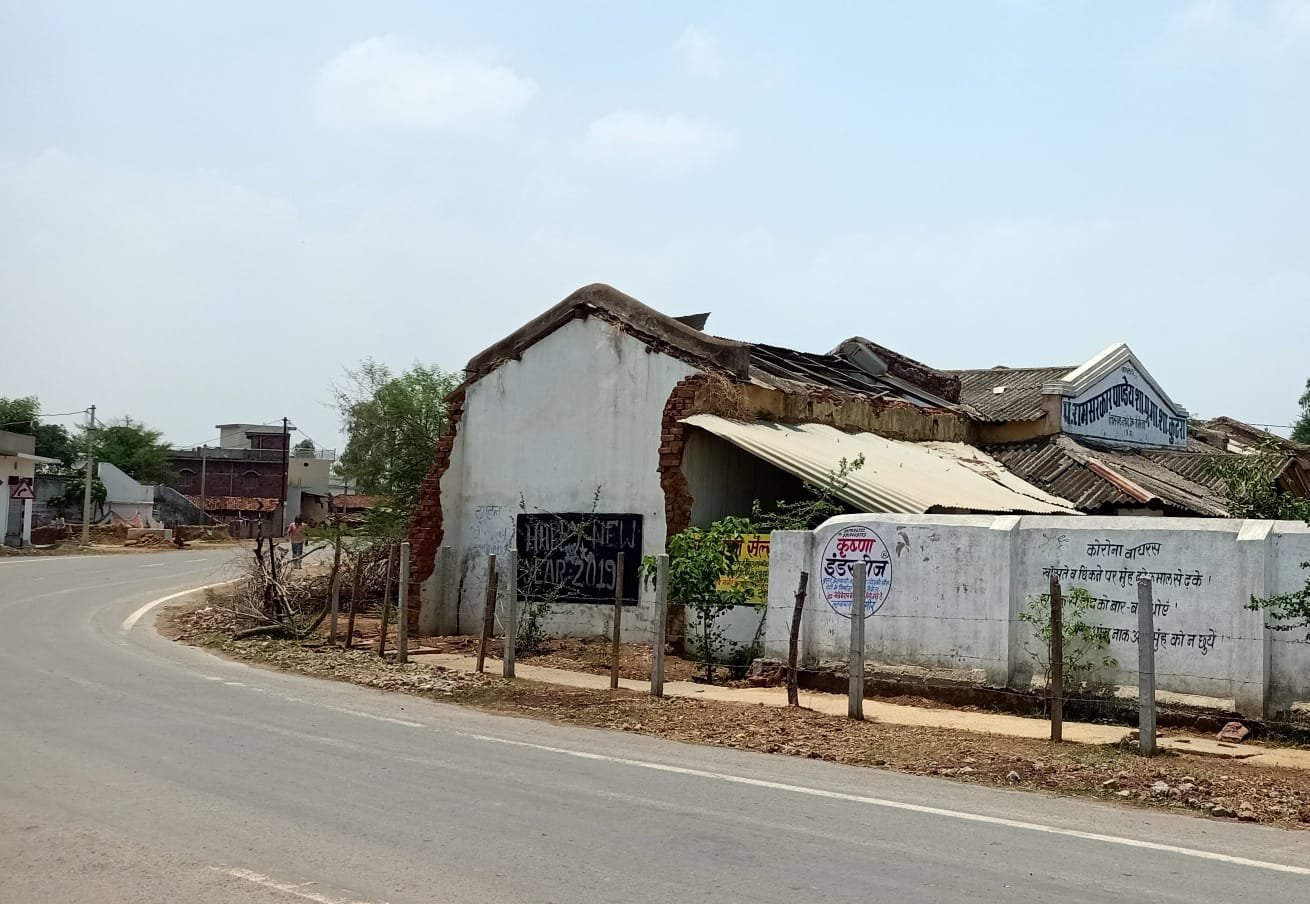 खंडहर में पढ़ते भविष्य के सपने, बच्चों की सुरक्षा पर मंडराता खतरा 1 खंडहर में पढ़ते भविष्य के सपने, बच्चों की सुरक्षा पर मंडराता खतरा चौथा स्तंभ || Console Corptech