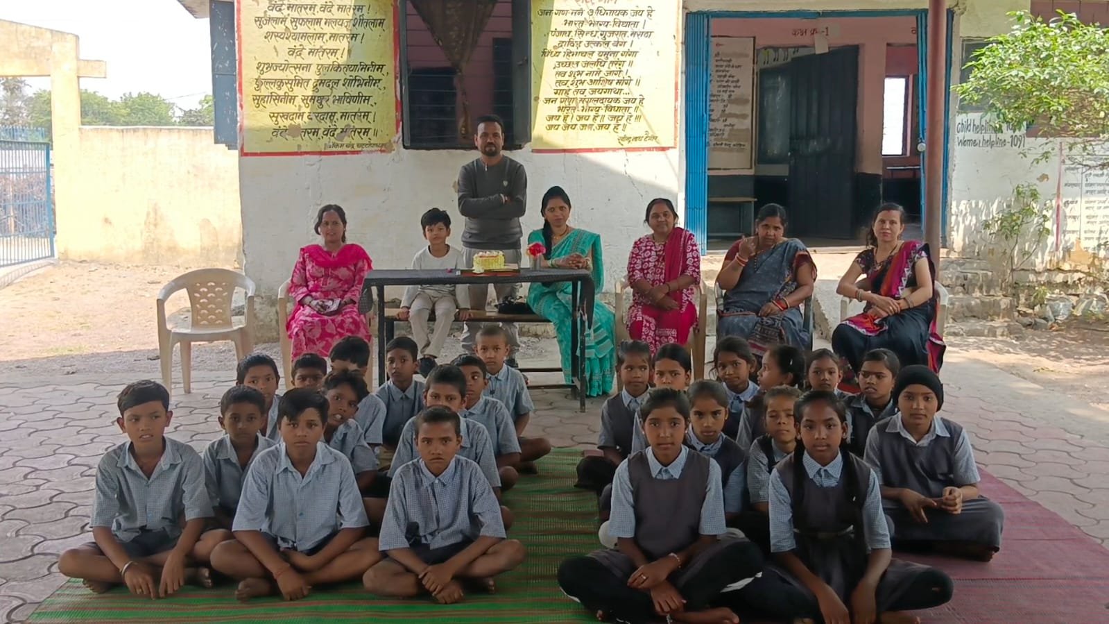 बच्चों के साथ मनाया गया जन्मदिन, विद्यालय में दिखा उत्साहपूर्ण माहौल 1 बच्चों के साथ मनाया गया जन्मदिन, विद्यालय में दिखा उत्साहपूर्ण माहौल चौथा स्तंभ || Console Corptech