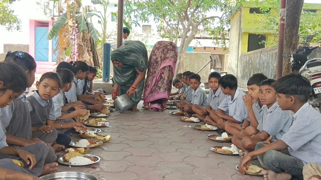 बच्चों के साथ मनाया गया जन्मदिन, विद्यालय में दिखा उत्साहपूर्ण माहौल 3 बच्चों के साथ मनाया गया जन्मदिन, विद्यालय में दिखा उत्साहपूर्ण माहौल चौथा स्तंभ || Console Corptech