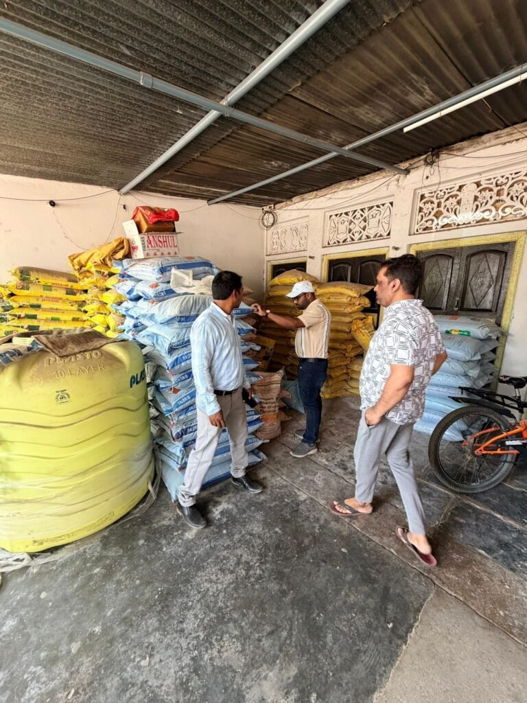 अवैध उर्वरक भंडारण पर कृषि विभाग की बड़ी कार्रवाई, 52 खाद विक्रेताओं को नोटिस 2 अवैध उर्वरक भंडारण पर कृषि विभाग की बड़ी कार्रवाई, 52 खाद विक्रेताओं को नोटिस चौथा स्तंभ || Console Corptech