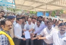 पाठ्यपुस्तकों में देरी के विरोध में निजी स्कूल संचालकों का प्रदर्शन, मुख्यमंत्री के नाम सौंपा ज्ञापन चौथा स्तंभ || Kshititech
