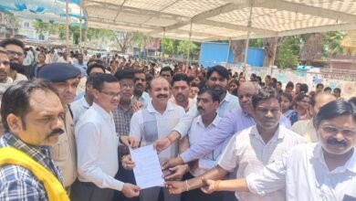 पाठ्यपुस्तकों में देरी के विरोध में निजी स्कूल संचालकों का प्रदर्शन, मुख्यमंत्री के नाम सौंपा ज्ञापन चौथा स्तंभ || Kshititech