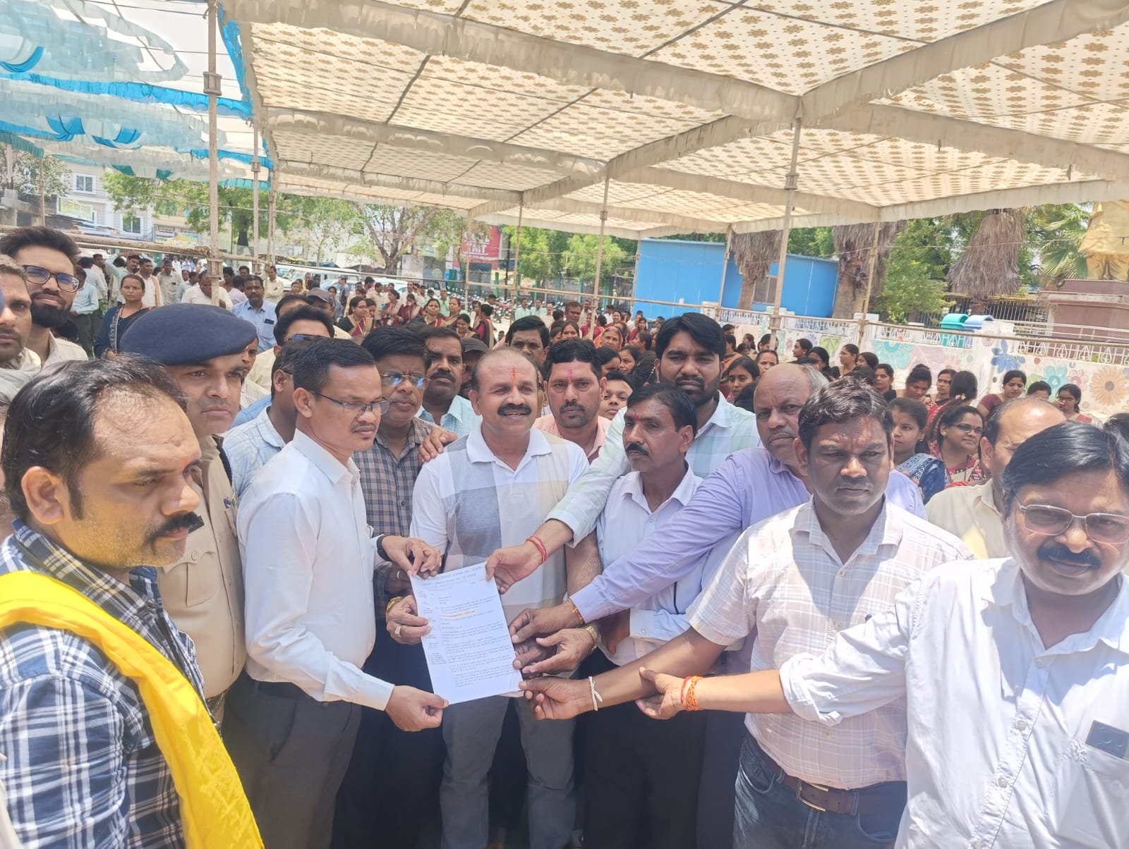 पाठ्यपुस्तकों में देरी के विरोध में निजी स्कूल संचालकों का प्रदर्शन, मुख्यमंत्री के नाम सौंपा ज्ञापन चौथा स्तंभ || Kshititech