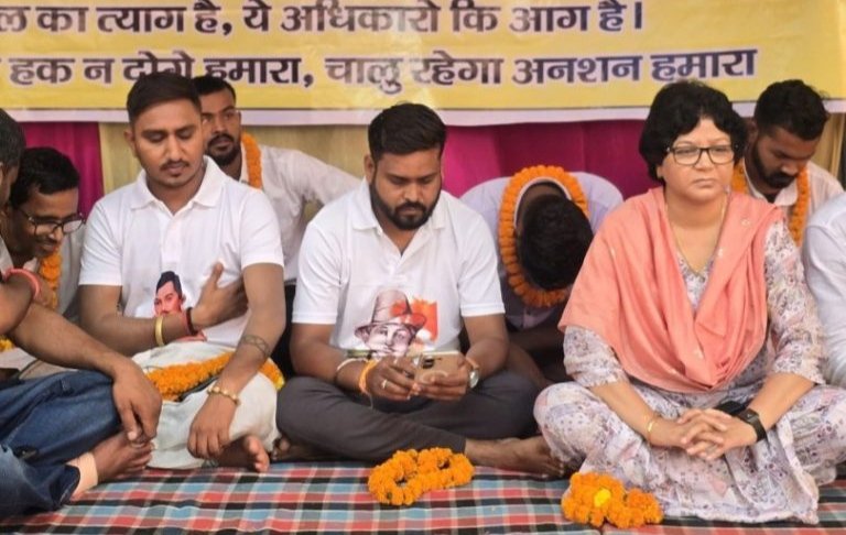 अन्नदाता ने हल छोड़कर आंदोलन का रास्ता चुन लिया? डोंगाकोहरौद में दूसरे दिन भी जारी अनशन को कांग्रेस विधायक शेषराज हरबंश का समर्थन मिला चौथा स्तंभ || Kshititech