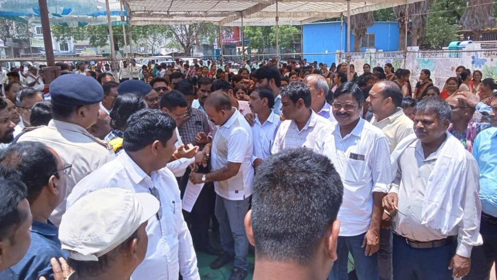 पाठ्यपुस्तकों में देरी के विरोध में निजी स्कूल संचालकों का प्रदर्शन, मुख्यमंत्री के नाम सौंपा ज्ञापन चौथा स्तंभ || Kshititech