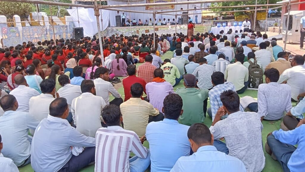 पाठ्यपुस्तकों में देरी के विरोध में निजी स्कूल संचालकों का प्रदर्शन, मुख्यमंत्री के नाम सौंपा ज्ञापन चौथा स्तंभ || Kshititech