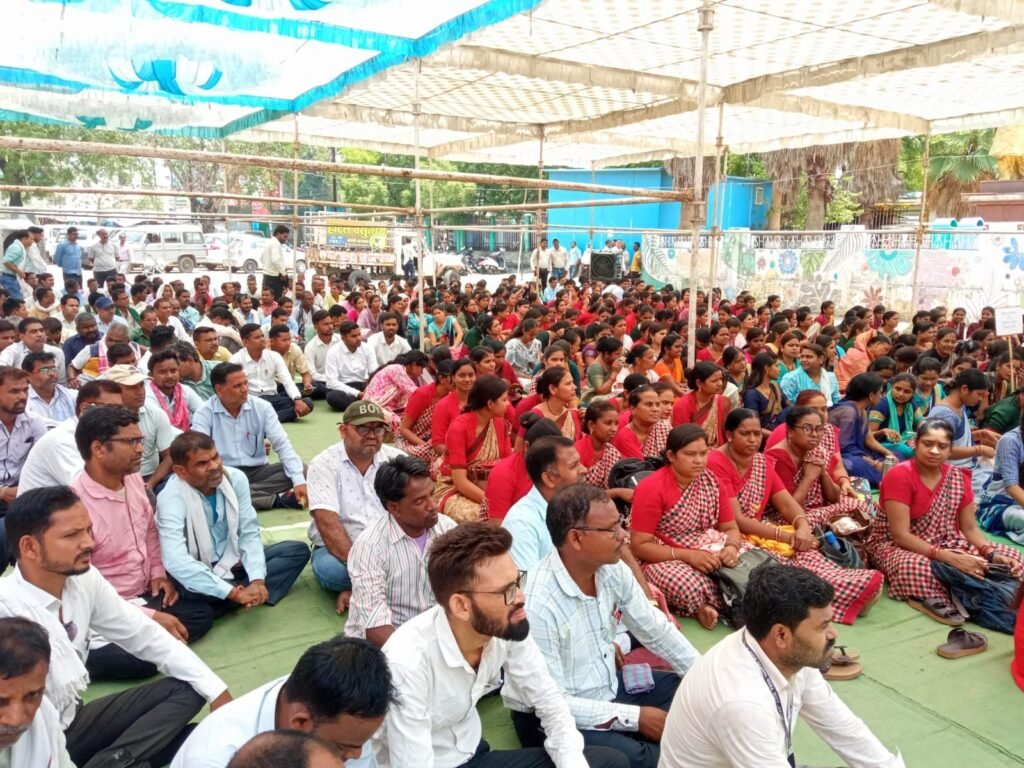 पाठ्यपुस्तकों में देरी के विरोध में निजी स्कूल संचालकों का प्रदर्शन, मुख्यमंत्री के नाम सौंपा ज्ञापन चौथा स्तंभ || Kshititech