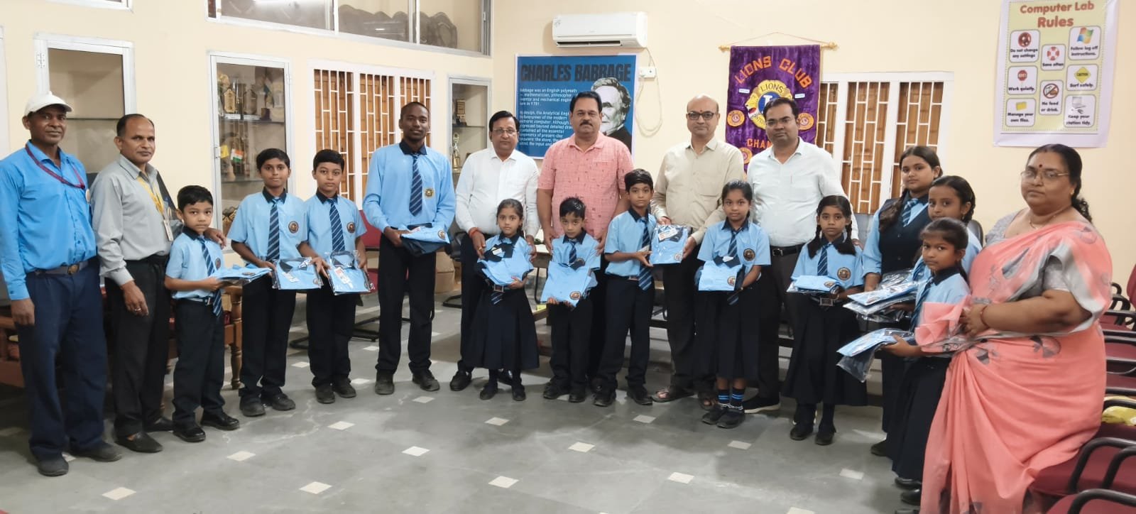 लायंस इंग्लिश हायर सेकेंडरी स्कूल चांपा में आरटीई विद्यार्थियों को गणवेश वितरित चौथा स्तंभ || Kshititech