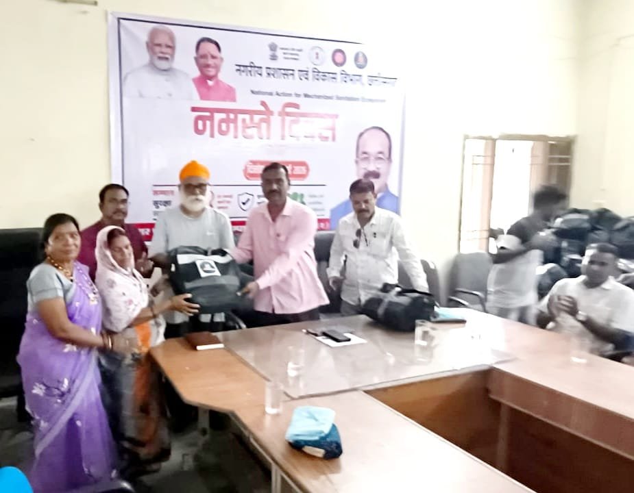 नमस्ते दिवस पर नगर पालिका ने स्वच्छता दीदियों को दी PPE कीट, स्वच्छता का लिया संकल्प 1 नमस्ते दिवस पर नगर पालिका ने स्वच्छता दीदियों को दी PPE कीट, स्वच्छता का लिया संकल्प चौथा स्तंभ || Kshititech