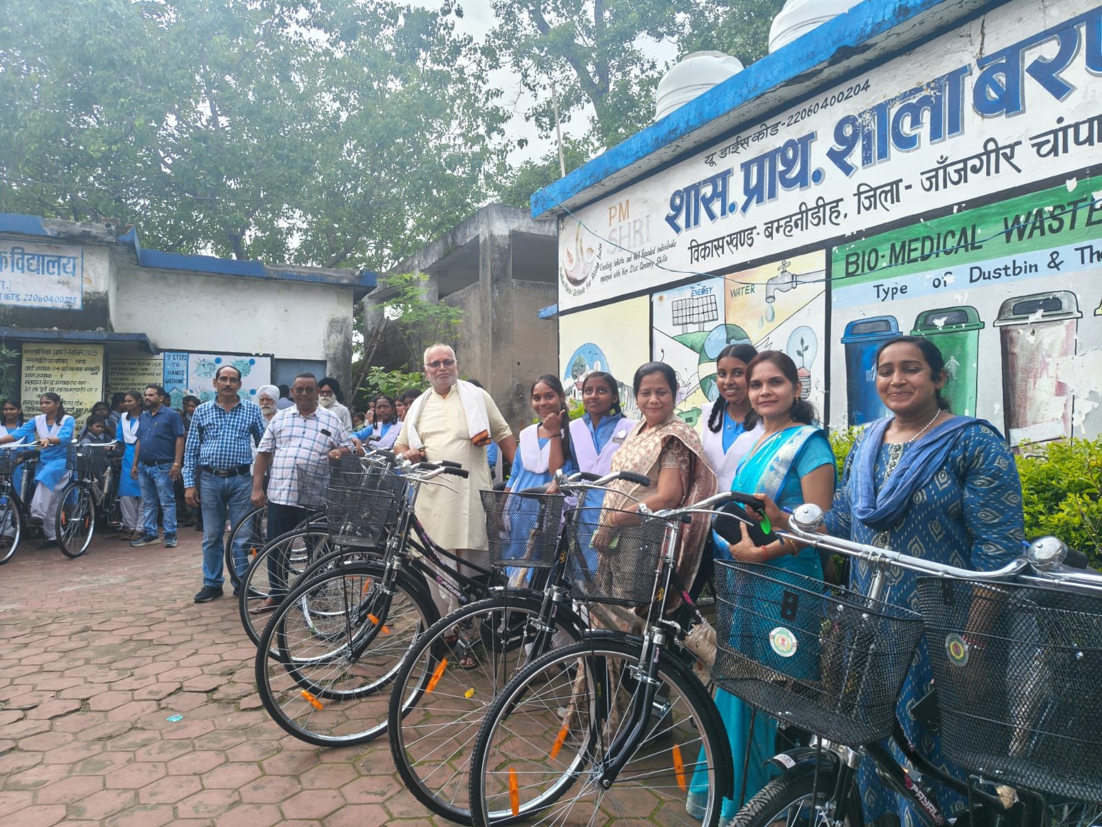 बरपाली स्कूल में सरस्वती साइकिल योजना के तहत छात्राओं को मिली निःशुल्क साइकिल, जनप्रतिनिधियों ने शिक्षा के लिए किया प्रेरित चौथा स्तंभ || Kshititech