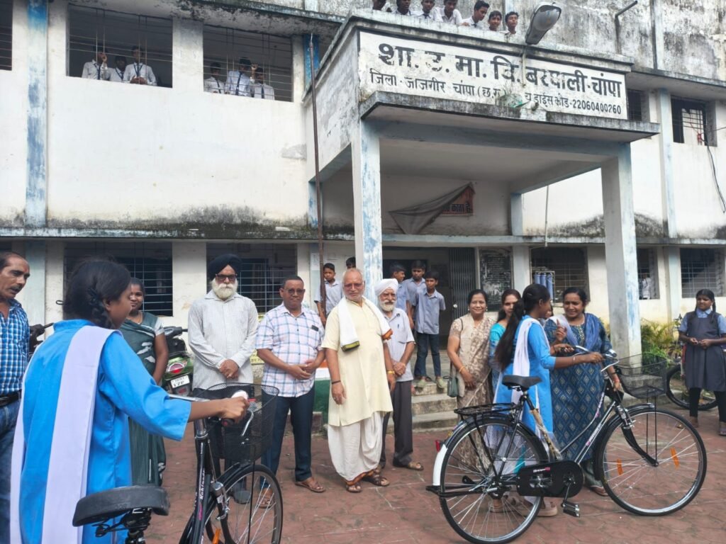 बरपाली स्कूल में सरस्वती साइकिल योजना के तहत छात्राओं को मिली निःशुल्क साइकिल, जनप्रतिनिधियों ने शिक्षा के लिए किया प्रेरित चौथा स्तंभ || Kshititech