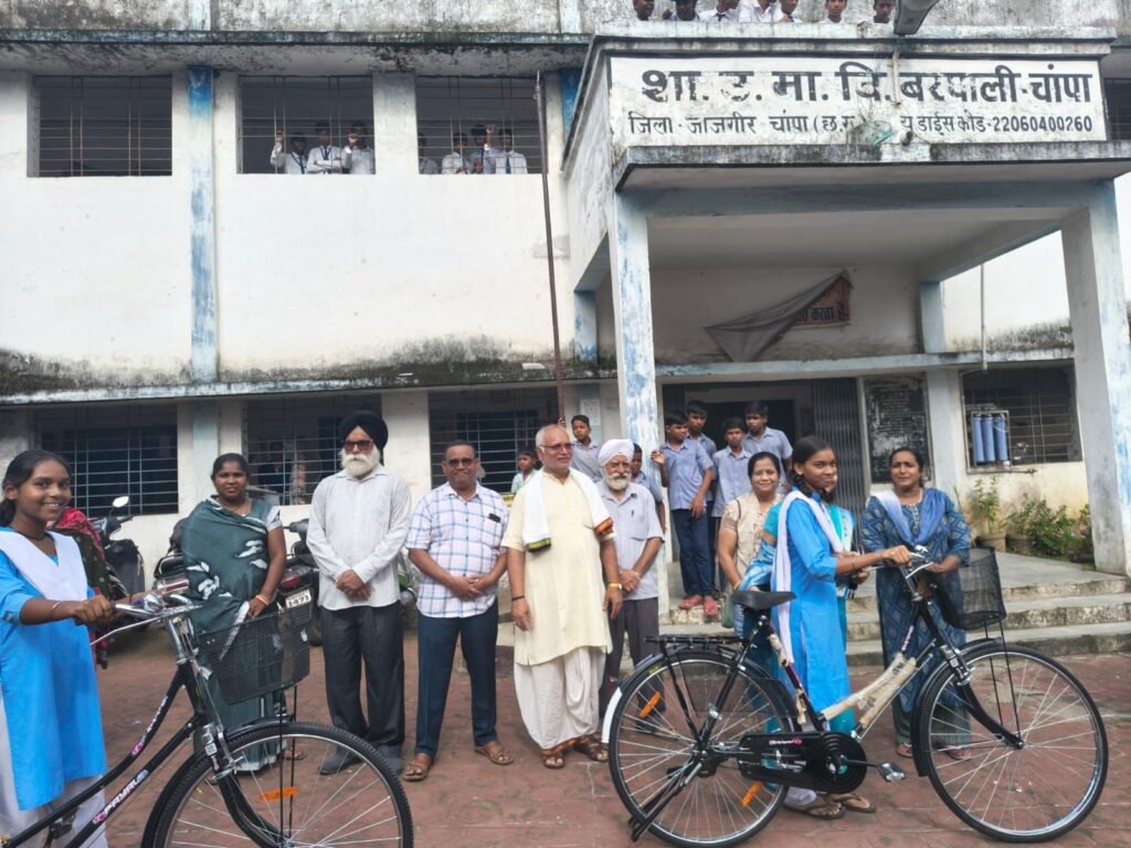 बरपाली स्कूल में सरस्वती साइकिल योजना के तहत छात्राओं को मिली निःशुल्क साइकिल, जनप्रतिनिधियों ने शिक्षा के लिए किया प्रेरित चौथा स्तंभ || Kshititech