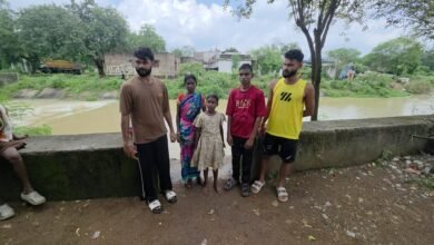 पकरिया झूलन में बड़ा हादसा टला: तेज बहाव में बह गई मां-बेटी, युवकों ने जान पर खेलकर बचाई जिंदगी चौथा स्तंभ || Kshititech