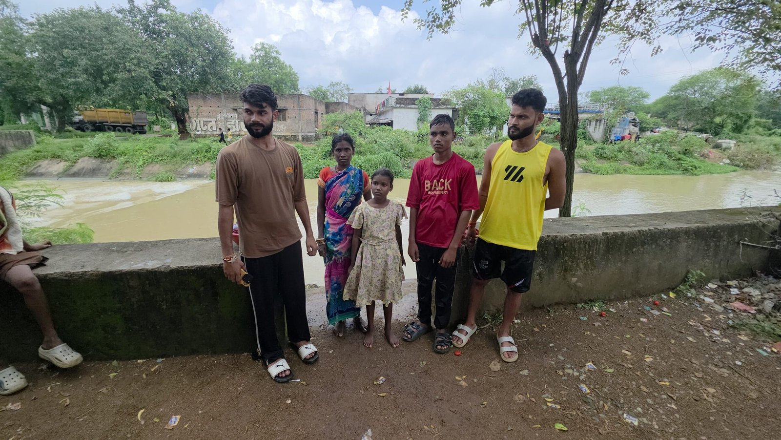 पकरिया झूलन में बड़ा हादसा टला: तेज बहाव में बह गई मां-बेटी, युवकों ने जान पर खेलकर बचाई जिंदगी चौथा स्तंभ || Kshititech