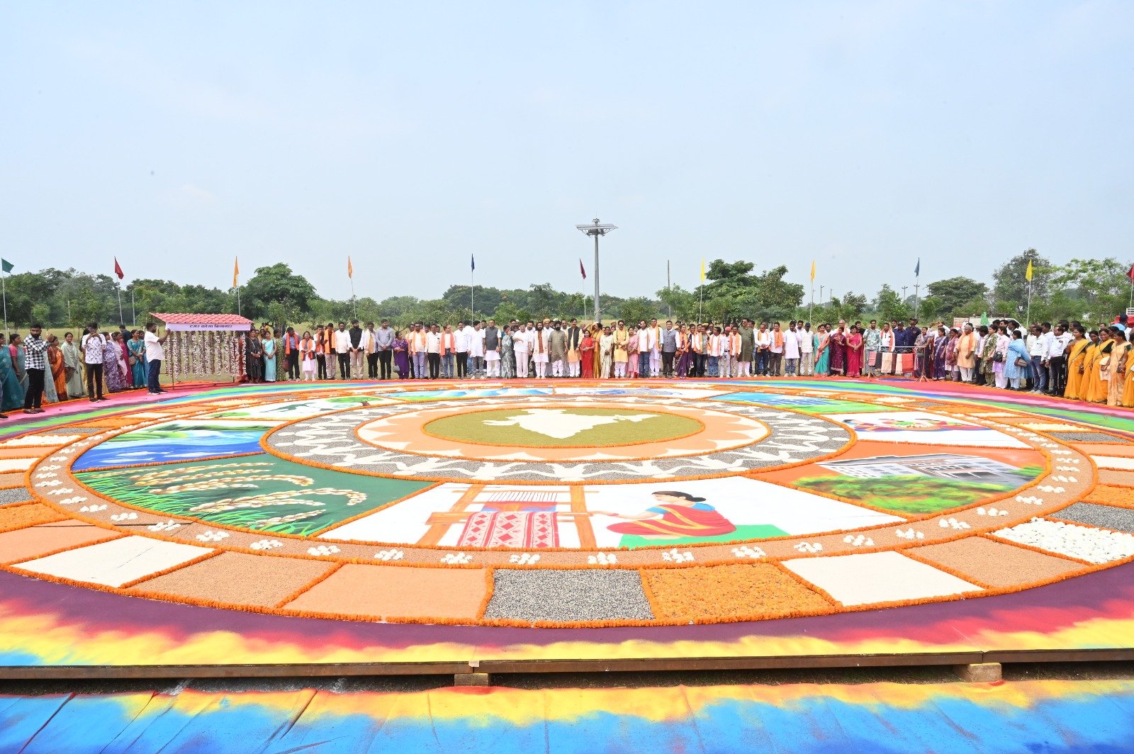 भव्य रंगोली में साकार हुआ विकसित भारत का संकल्प, कोसा कला ने बढ़ाई जांजगीर-चांपा की पहचान चौथा स्तंभ || Kshititech